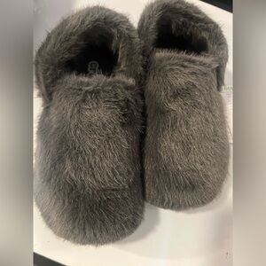 CROCS NWT Cozy Faux Fur Fuzzy All Over Slip-On Slippers - Gray - Unisex